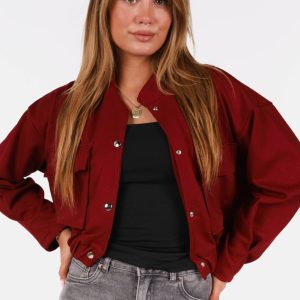 Cropped bomberjack met drukknopen bordeaux