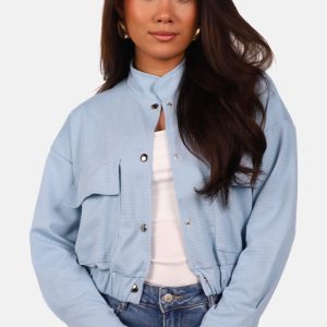 Cropped bomberjack met drukknopen lichtblauw